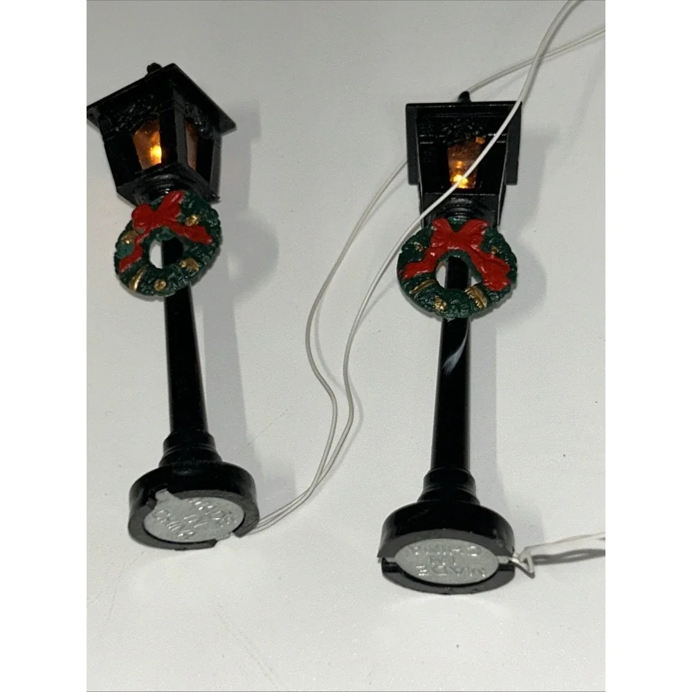 Vintage 1991 Lemax Village Accessory 4 Street Lamp Posts W/Wreaths Light Up